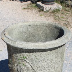 Matériaux d'Antan : VASE ANDUZE AVEC GUIRLANDE PIERRE H78