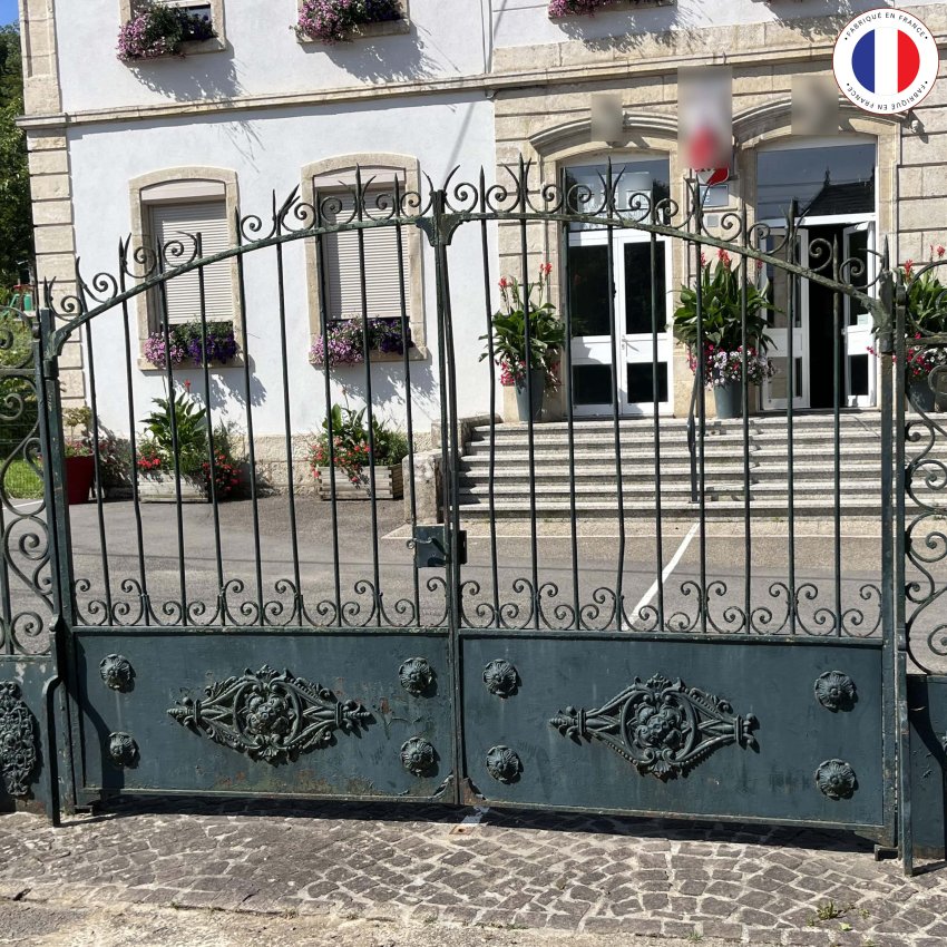 ENSEMBLE PORTAIL ET PORTILLONS EN FER FORGE