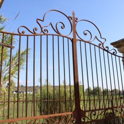 Matériaux d'Antan : Grille de portail, en ferronnerie d’art à deux vantaux.