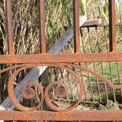 Matériaux d'Antan : Grille de portail, en ferronnerie d’art à deux vantaux.