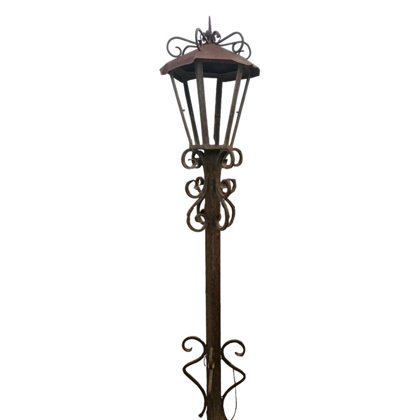 LAMPADAIRE EN METAL ROUILLE