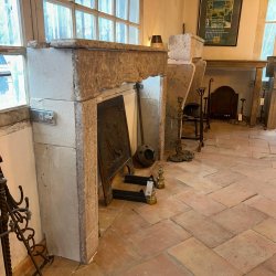 Matériaux d'antan : CHEMINEE EN BRECHE DU THOLONET