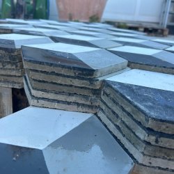 Matériaux d'Antan : LOT DE CARREAUX HEXAGONAUX EN CIMENT A MOTIF