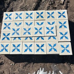 Matériaux d'Antan : LOT DE CARREAUX EN CIMENT A MOTIF (4,96M2)