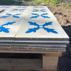 Matériaux d'Antan : LOT DE CARREAUX EN CIMENT A MOTIF (4,96M2)