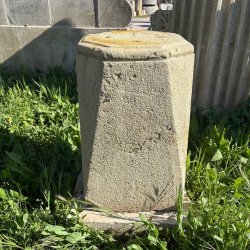 SOCLE OCTOGONAL EN PIERRE DE SAVONNIERES H57