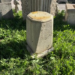 SOCLE OCTOGONAL EN PIERRE DE SAVONNIERES H57