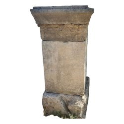 Matériaux d'antan : PILIER ANCIEN EN PIERRE H108