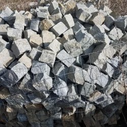 Matériaux d'Antan : PAVE GNEISS MIXTE 6/8 CM - BAG DE 10M²