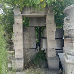 Matériaux d'antan : ENCADREMENT DE PORTE EN PIERRE DE SAVONNIERES