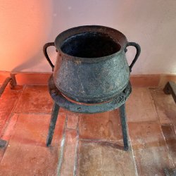 Matériaux d'Antan : CHAUDRON AVEC SOCLE H86