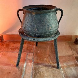 Matériaux d'Antan : CHAUDRON AVEC SOCLE H86