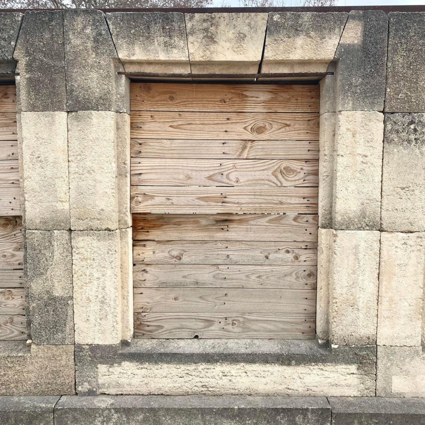 Matériaux d'Antan : ENCADREMENT DE FENÊTRE PIERRE H153