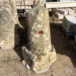 Matériaux d'Antan : BORNE EN PIERRE