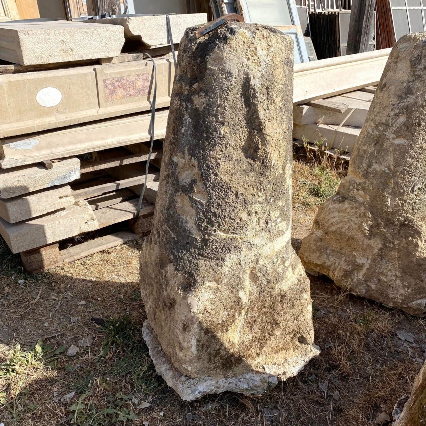 Matériaux d'Antan : BORNE EN PIERRE